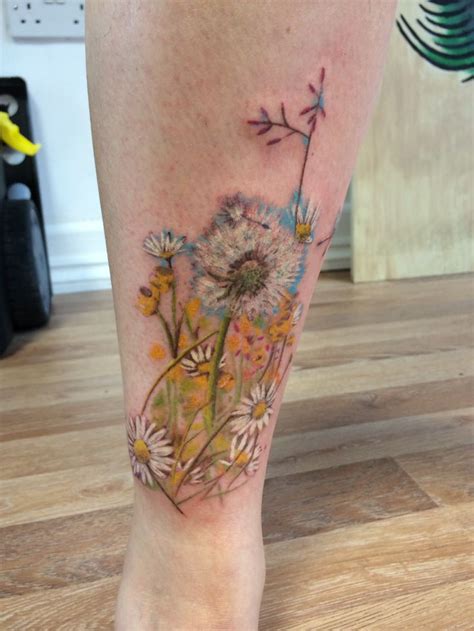 tatuaggio fiori di campo|Idee di tatuaggi di fiori di campo mozzafiato